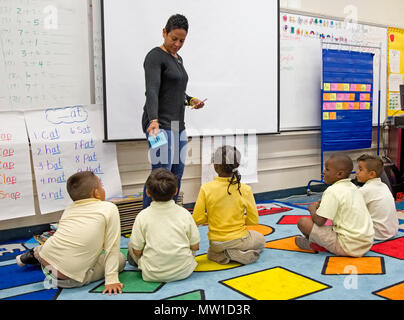 Enseignant de maternelle montrant les enfants de nouveaux mots Banque D'Images