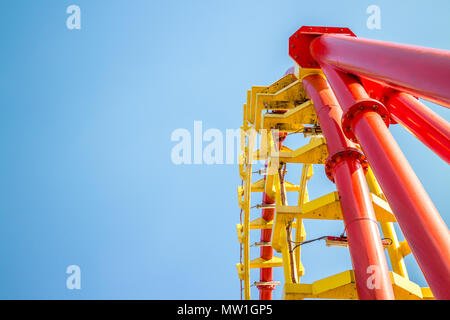 Roller Coaster rouge-jaune sur fond de ciel bleu Banque D'Images