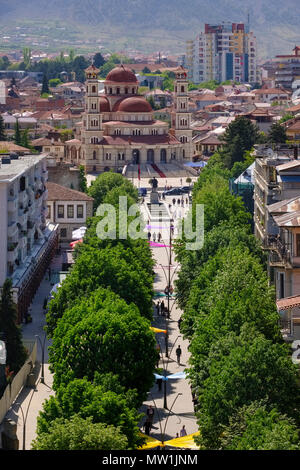 Promenade piétonne, la cathédrale de la résurrection à l'arrière, vue à partir de la tour rouge, centre-ville, Korca, Korça, Albanie Banque D'Images