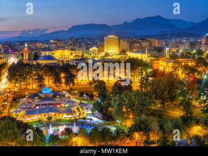 Rinia-Park et le centre ville, vue à partir de la Sky Tower, un cadre arrière avec des montagnes, crépuscule, Tirana, Albanie Banque D'Images