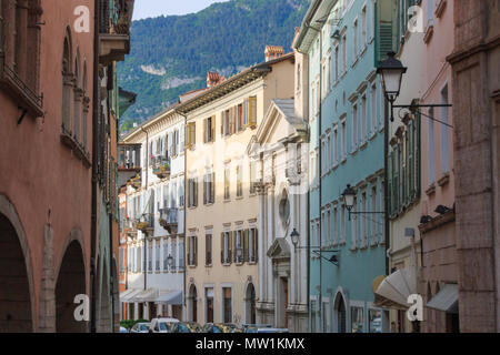 Rue étroite dans le centre de la belle ville italienne de trente dans la région du Trentin-Haut-Adige Suedtirol Banque D'Images