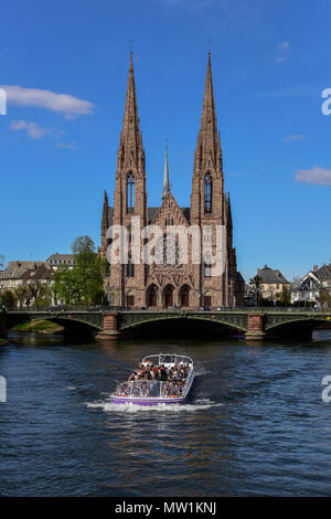 Bateau de tourisme sur l'Ill avec Saint Paul's Church, Strasbourg, Alsace, France Banque D'Images