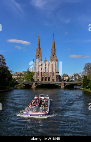 Bateau de tourisme sur l'Ill avec Saint Paul's Church, Strasbourg, Alsace, France Banque D'Images