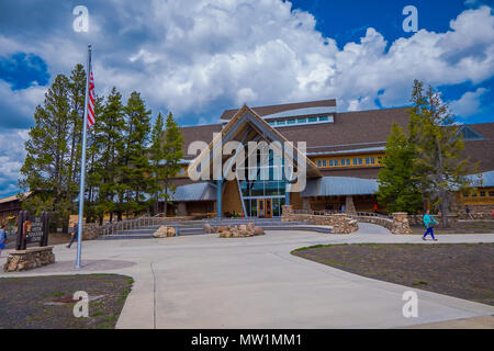 YELLOWSTONE, Montana, USA 24 mai 2018 : Old Faithful Visitor Center dans le Wyoming, Yellowstone est le premier parc national aux États-Unis et est largement considéré comme le premier parc national au monde Banque D'Images