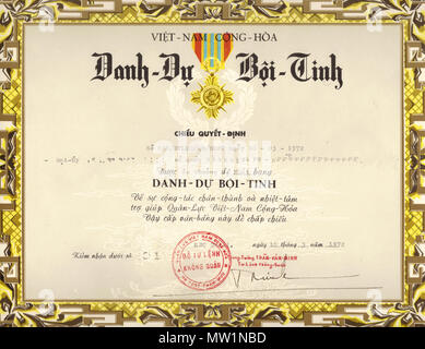 . Anglais : La citation a été utilisé pour accompagner la République du Vietnam (Việt-Nam Cộng Hòa-Forces armées) Médaille d'Honneur (Danh-Dự Bội-Tinh), cette image étant pour la première classe (Hạng Nhất) niveau. Pour le deuxième niveau (Hạng Insa) award, le médaillon est d'argent au lieu d'airain, et les bords du ruban sont une extension de la bande rouge, au lieu de l'or. 25 janvier 2014, 15:29:13. Même. 631 Médaille d'honneur des Forces armées du Vietnam (première classe) citation Banque D'Images