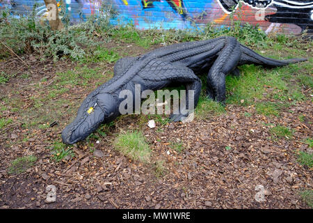 Un crocodile sculpture made out de pneus par artiste Annalisa Mandia à la communauté nomade jardin en Brick Lane à Shoreditch, East London, UK. Banque D'Images