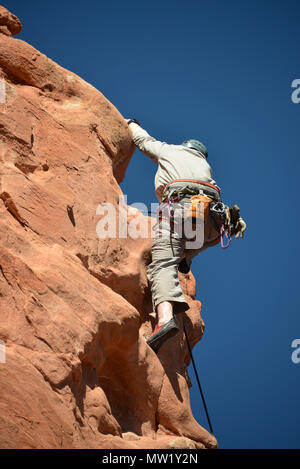 Le Jardin des Dieux, rock climber près du but d'une formation rock, Colorado Springs, CO, États-Unis d'Amérique Banque D'Images