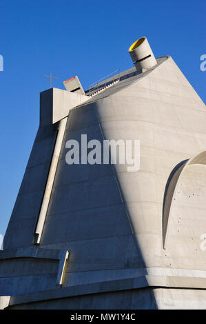 Église Saint-Pierre de Firminy-Vert, vue générale du pavillon avec des canons, par Le Corbusier, complété par Oubrerie, Firminy-Vert, France Banque D'Images