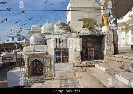 Lac Pushkar, mémoriaux sur les ghats, utilisés dans le culte des ancêtres et les rites, lac sacré des Hindous, Ajmer, Rajasthan, Inde de l'ouest Banque D'Images