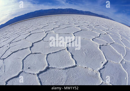 Death Valley National Park, salines dans le bassin de Badwater, à nord-ouest avec un objectif grand angle, la mort Vally, CA, USA Banque D'Images