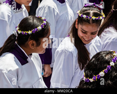 Les jeunes filles habillés comme des anges à pied de la chapelle de San Rafael au cours de la procession du Vendredi Saint appelée Santo Encuentro - San Miguel de Allende, Mexique Banque D'Images