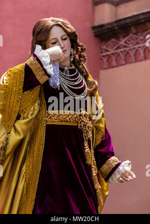 Une statue de Marie Madeleine s'effectue au bas de l'escalier de la chapelle San Rafael au cours de la procession du Vendredi Saint appelée Santo Encuentro - SAN MIGUEL Banque D'Images