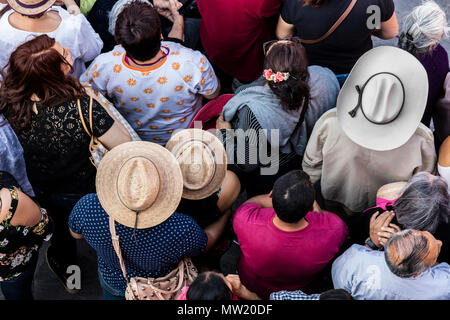 Une foule se rassemble pour regarder la procession du Vendredi saint, connu sous le nom de Santo Entierro, à l'église d'Oratorio - San Miguel de Allende, Mexique Banque D'Images