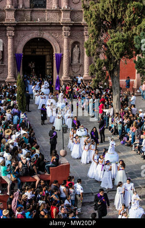 Robes filles mexicaines comme des anges à pied dans la procession du Vendredi saint, connu sous le nom de Santo Entierro, à l'église d'Oratorio - San Miguel de Allende, Mexique Banque D'Images