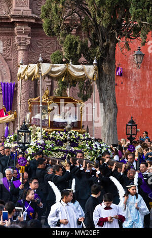 Mexicains portent une statue de Jésus dans un cercueil dans la procession du Vendredi saint, connu sous le nom de Santo Entierro, à partir de l'Oratorio - L'ÉGLISE SAN MIGUEL DE UN Banque D'Images