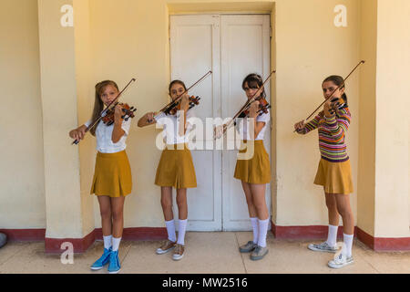 La pratique de jeunes étudiants violon à l'École d'art plus Benny Cienfuegos, Cuba. Banque D'Images