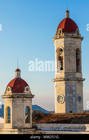 Les clochers de la Catedral de la PuriÌsima ConcepcioÌn Marti- dans Plaza Jose, Cienfuegos, Cuba. Banque D'Images