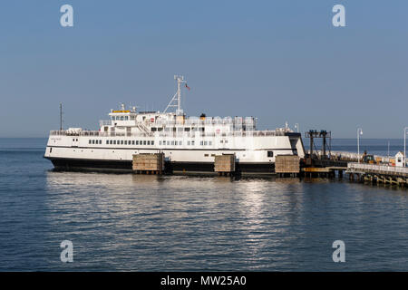 Steamship Authority ferry 'MV' Martha's Vineyard attend de s'écarter de Oak Bluffs sur Martha's Vineyard pour le voyage retour à la Woods Hole sur le continent. Banque D'Images