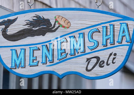 Un signe extérieur de la Menemsha Deli dans le village de pêcheurs de Menemsha à Chilmark, Massachusetts sur Martha's Vineyard. Banque D'Images