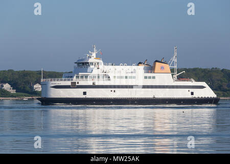 Steamship Authority ferry 'MV' Woods Hole passe par Vineyard Haven Harbour sur Martha's Vineyard se dirigea vers le terminal du ferry de Vineyard Haven. Banque D'Images