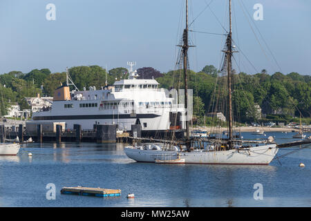 Steamship Authority ferry 'MV' Woods Hole attend de s'écarter de Vineyard Haven sur Martha's Vineyard derrière deux-mâts goélette 'California'. Banque D'Images