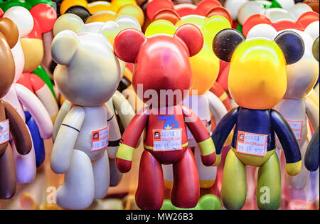 Petit ours en plastique jouets à vendre à Kuala Lumpur, Malaisie Banque D'Images