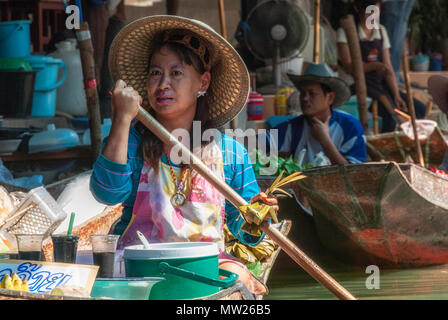 Femme de pagaie du vendeur d'un bateau au marché flottant de Damnoen Saduk près de Bangkok en Thaïlande Banque D'Images