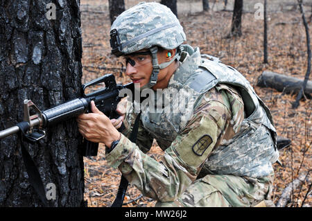 La CPS. Lairdkyllorichard Kyllo, 955e compagnie du génie, 489th Engineer Battalion, 420th Engineer Brigade, 416e commande Ingénieur Théâtre, participe à la grenade à main partie qualification de la compétition meilleur guerrier à Joint Base McGuire-Dix-Lakehurst, New Jersey. Le 27 avril 2017. Les candidats à 14 démontrent une connaissance de grenades, de maniabilité et de précision à ajouter à son score et, espérons-le, prendre le titre de meilleur guerrier ou meilleur sous-officier et passer à représenter le 412e, 416e théâtre commande Ingénieur Ingénieur Théâtre et 76e de commande à l'intervention opérationnelle Banque D'Images