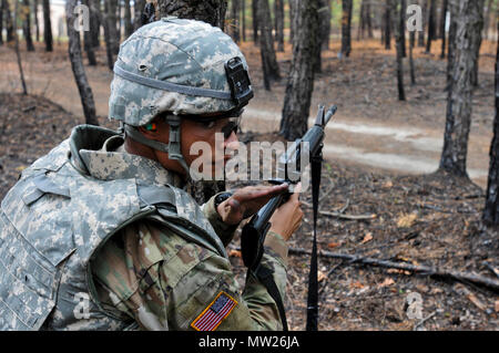 La CPS. Lairdkyllorichard Kyllo, 955e compagnie du génie, 489th Engineer Battalion, 420th Engineer Brigade, 416e commande Ingénieur Théâtre, participe à la grenade à main partie qualification de la compétition meilleur guerrier à Joint Base McGuire-Dix-Lakehurst, New Jersey. Le 27 avril 2017. Les candidats à 14 démontrent une connaissance de grenades, de maniabilité et de précision à ajouter à son score et, espérons-le, prendre le titre de meilleur guerrier ou meilleur sous-officier et passer à représenter le 412e, 416e théâtre commande Ingénieur Ingénieur Théâtre et 76e de commande à l'intervention opérationnelle Banque D'Images