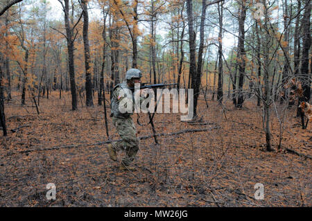 La CPS. Lairdkyllorichard Kyllo, 955e compagnie du génie, 489th Engineer Battalion, 420th Engineer Brigade, 416e commande Ingénieur Théâtre, participe à la grenade à main partie qualification de la compétition meilleur guerrier à Joint Base McGuire-Dix-Lakehurst, New Jersey. Le 27 avril 2017. Les candidats à 14 démontrent une connaissance de grenades, de maniabilité et de précision à ajouter à son score et, espérons-le, prendre le titre de meilleur guerrier ou meilleur sous-officier et passer à représenter le 412e, 416e théâtre commande Ingénieur Ingénieur Théâtre et 76e de commande à l'intervention opérationnelle Banque D'Images