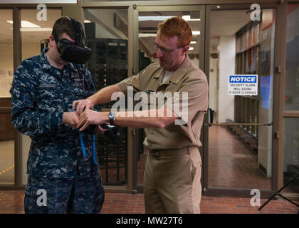 BANGOR, Washington (27 avril 2017) Le lieutenant Cmdr. Chris Keithley, droit, de Valparaiso, Indiana, attribué à, commandant de la force sous-marine, de la Flotte du Pacifique des États-Unis, montre Technicien Sonar 1re classe Greg Goldsberry, de Spokane, Washington, attribué à l'équipage du bleu de classe Ohio-balistique sous-marin SNLE USS Louisiana (743) comment utiliser le HTC Vive casque de réalité virtuelle au cours de l'Innovation Lab (iLab) roadshow tenue au Centre de formation de Trident Bangor. Le iLab, qui est situé au centre d'instruction navale sous-marine, du Pacifique à Pearl Harbor, Hawaii, est une initiative lancée pour stimuler le développement rapide Banque D'Images