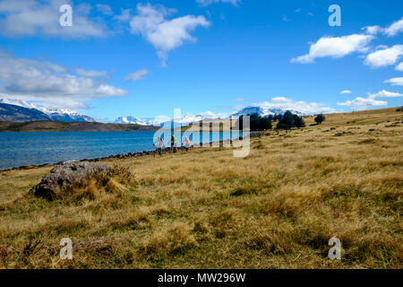 Puerto Natales, Magallanes / Chili - octobre 16 2016: Les motards se rangent le long d'un lac dans les environs spectaculaires de Puerto Natales, Chili. Banque D'Images