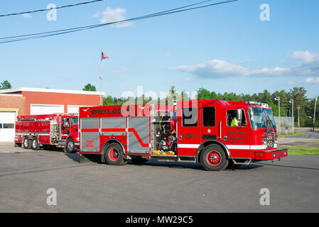 Deux camions de pompiers du spéculateur Volunteer Fire Department, en spéculateur, NY USA, en chassant sur un exercice d'entraînement. Banque D'Images