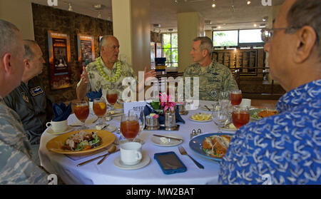 Ancienne Université de Hawaï (UH) entraîneur Juin Jones (à gauche) s'entretient avec le général de l'US Air Force Terrence J. O'Shaughnessy, Pacific Air Forces (PACAF) le commandant au cours d'un déjeuner pour la conférence du commandant PACAF at Joint Base Harbor-Hickam Pearl, Washington, 26 avril 2017. À l'UH, Jones a guidé les Rainbow Warriors pour ce qui a été la plus grande saison de revirement dans l'histoire de la NCAA, un programme qui était passé de 0 à 12 avant son arrivée à 9-4 en 1999, laissant l'école comme l'entraîneur-chef avec un winningest 76-41 enregistrer plus de neuf saisons. La conférence de trois jours comprenait une grande variété de haut Banque D'Images