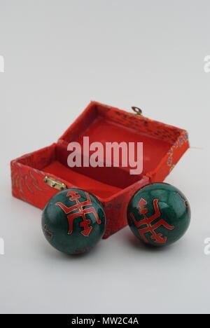 Un ensemble de rouge et vert boules baoding Chinois traditionnel Banque D'Images