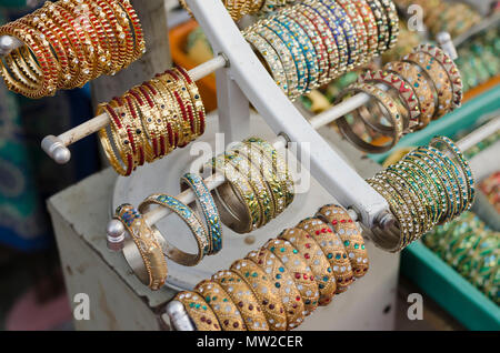 Une photo gros plan d'une collection de divers types de bracelets colorés sur l'écran de vente à Shilparamam, Hyderabad, Inde. Banque D'Images