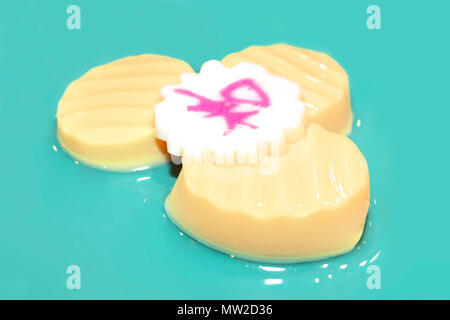 Tofu œuf cru sur lave à creative pour la conception et la décoration d'isoler sur background.Copier l'espace. Banque D'Images