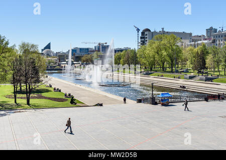 Yekaterinburg, Russie - le 23 mai 2018 : voir l'historique de la rivière Iset sur place au centre de la ville Banque D'Images