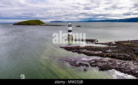 Vue aérienne de Penmon point phare sur Anglesey , Pays de Galles - France Banque D'Images