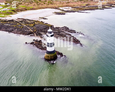 Vue aérienne de Penmon point phare sur Anglesey , Pays de Galles - France Banque D'Images