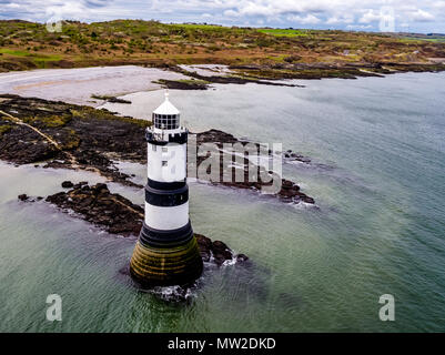 Vue aérienne de Penmon point phare sur Anglesey , Pays de Galles - France Banque D'Images