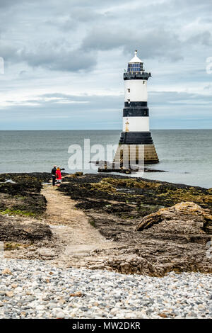 L'Penmon Point Lighthouse est situé à proximité de l'île de macareux sur l'Anglesey, au Pays de Galles, Royaume-Uni. Banque D'Images