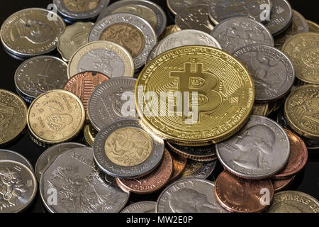 Bitcoin or sur un tas de pièces diverses. Banque D'Images