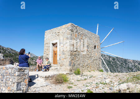 Ancien moulin en pierre à l'entrée du plateau de Lassithi, Crète (Crète), Grèce Banque D'Images