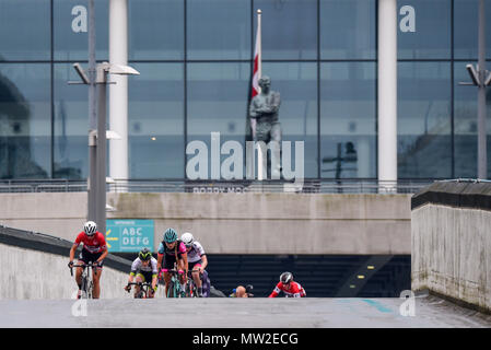 Les femmes qui participent à la course cycliste OVO Energy Tour Series 2018 au stade de Wembley, à Londres, au Royaume-Uni. Course cycliste Round 7. Banque D'Images