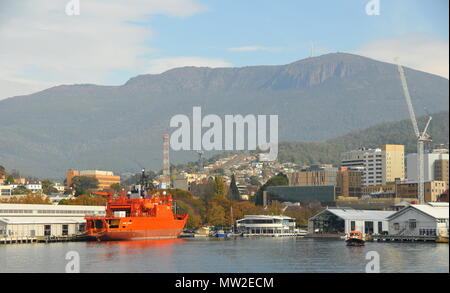 Le port de Hobart, à l'Antarctique et de l'offre de recherche Aurora Australis, brise-glace à Mt Wellington Banque D'Images