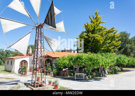 Krystalenia Taverna avec moulin, Lassithi Plateau, Λασίθι, Kriti (Crète), Grèce Banque D'Images