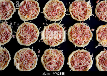 Des rangées de mini-pizzas pour l'apéritif Banque D'Images