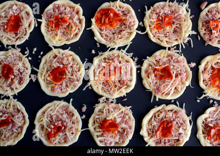 Des rangées de mini-pizzas pour l'apéritif Banque D'Images