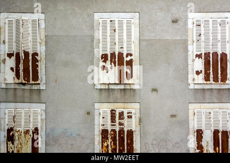 Volets rouillés sur façade de maison. France Banque D'Images